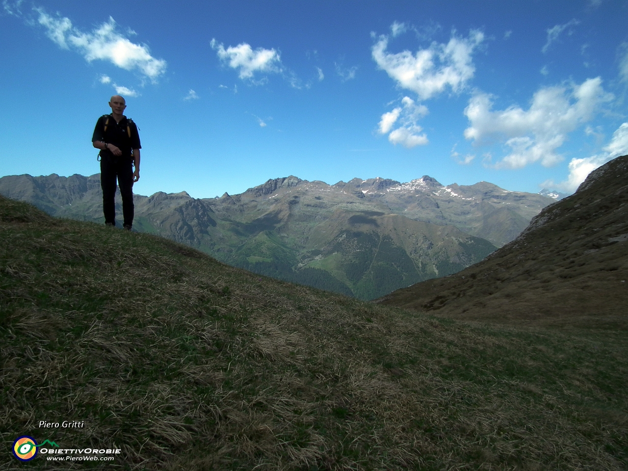 71 verso il Pradella, il Salina, le cime di Valsanguigno....JPG